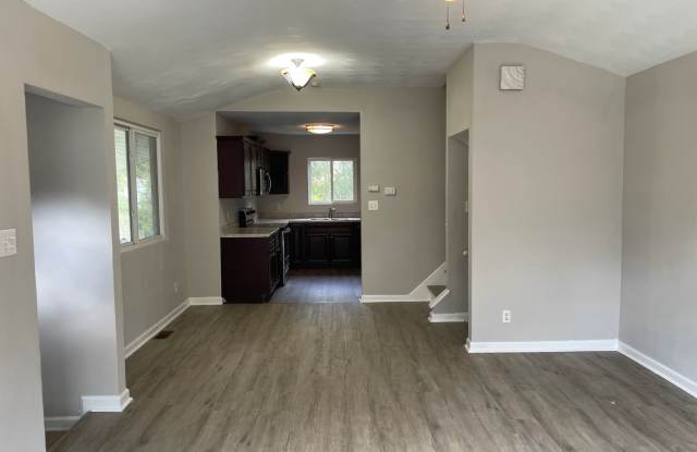 Unique Split-Level 4 Bedroom 2.5 Bath Gallery 4