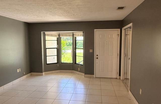 3-Bedroom, 2.5 Bath Single Family for Rent in Clearwater, FL|  Modern Kitchen  | Fenced backyard Gallery 4