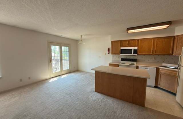 Spacious 2 Bed / 2 Bath Apartment Near EIU Campus Gallery 2