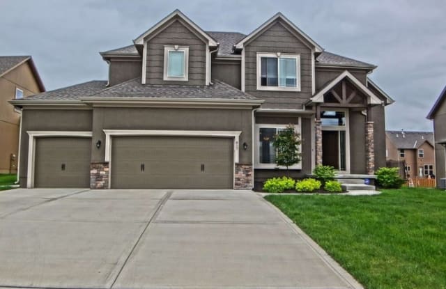817 Southwest 35 Street - 817 Southwest 35th Street, Lee's Summit, MO 64082