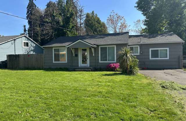 3 bedroom 1 bathroom house in Springfield! - 2525 J Street, Springfield, OR 97477
