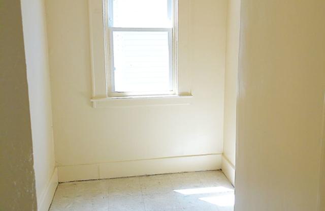 718 Euclid Ave - Available 7/1/27 - Bright and Spacious Apartment Close to Campus Gallery 4