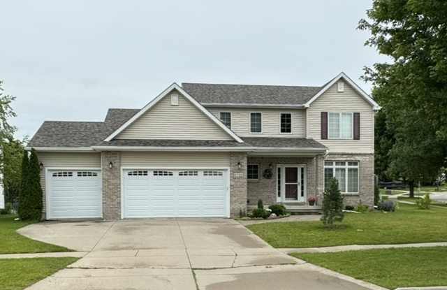 Large Home with 4 Bedrooms and 3 Bathrooms - 4728 Clemens Boulevard, Ames, IA 50014