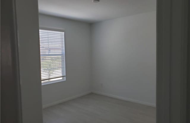 4633 Lime Straight Gallery 3
