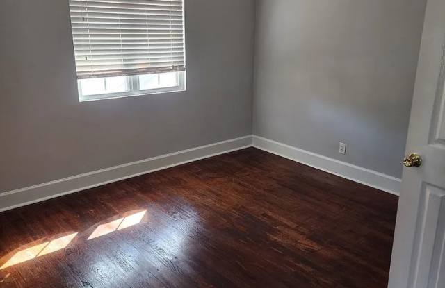 Room in 2 Bedroom Home at 8th St photos photos
