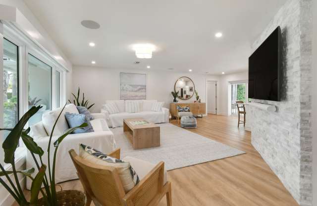 1091 SINGER Drive Gallery 3
