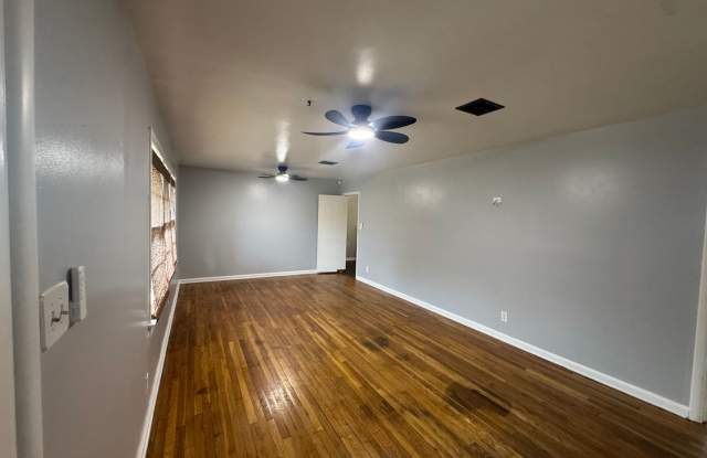 Forest Hills home with park access Gallery 4