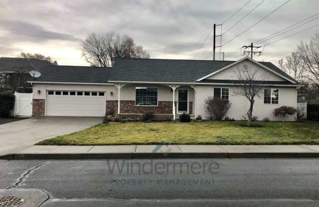 739 SE Landen Drive *Two car garage  Fenced backyard* photos photos