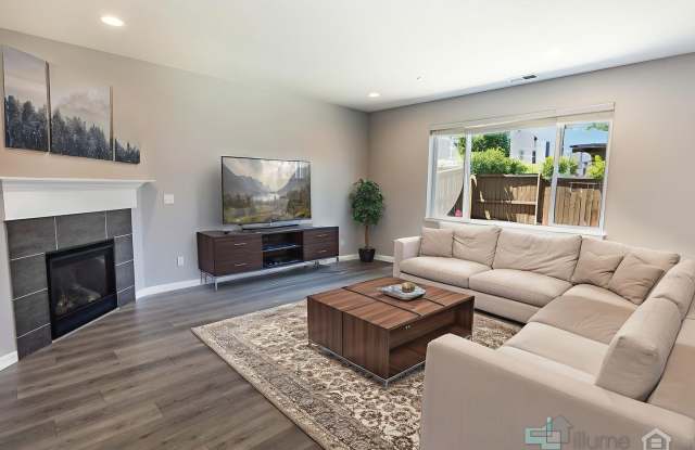 Spacious 4 Bedroom Home with Solar Power Near Cooper Mountain Nature Park photos photos