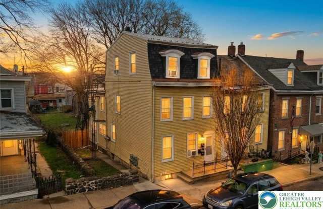 1113 Ferry Street unit: 3 photos photos