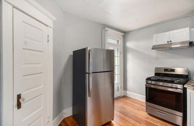 3 Bedroom 2 Bath unit in Beautiful Historic Bungalow blocks to Cheeseman Park! Gallery 4