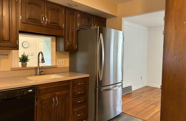 Spacious Colonial For Rent in Lyndhurst photos photos