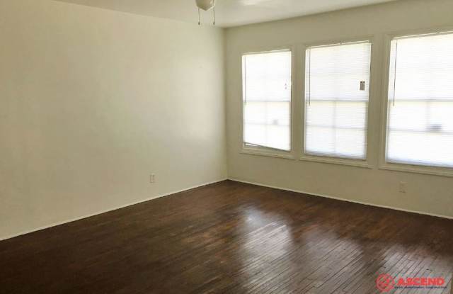 Cozy 3 Bedroom Home Off Truxtun and Oak! Gallery 4