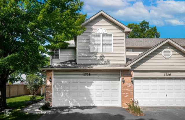 End Unit Three Bedroom Two and a Half Bath in North Naperville Gallery 2