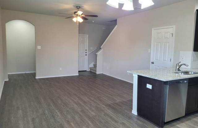 Luxury 3/2.5 Townhouse in Seguin, TX Gallery 4