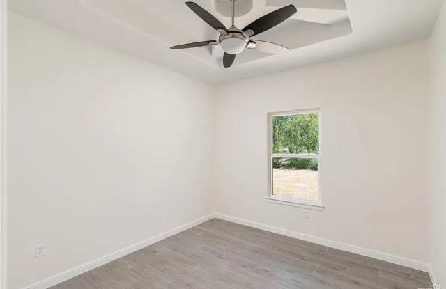1424 West Franklin Avenue Gallery 3