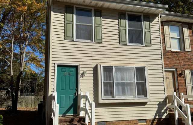 Three bedroom, 1 1/2 bath townhouse close to Jamestown Settlement photos photos