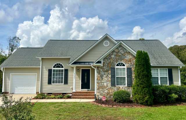 Three bedroom, 2 bath house in Mebane-Move in Special, see below!! - 901 North 5th Street, Mebane, NC 27302