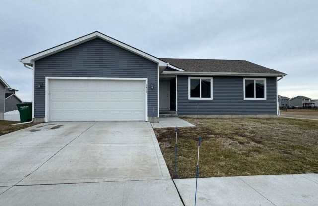 Unbeatable Deal! Gorgeous 3-Bed, 2.5-Bath Ranch Home in Bondurant – Just $1800/Month! - 3410 Wolf Creek Road Southwest, Bondurant, IA 50035