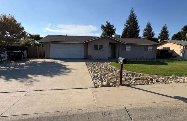 Spacious Home Available Now! - 1641 South Thomas Street, Visalia, CA 93292