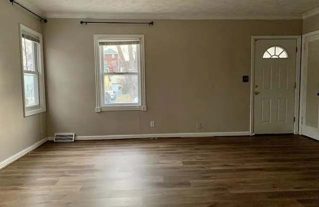 3508 N 47th Ave - 2 Bed/1 Bath in Benson | Wood-Look Flooring, Central A/C, Built-In Garage Gallery 4