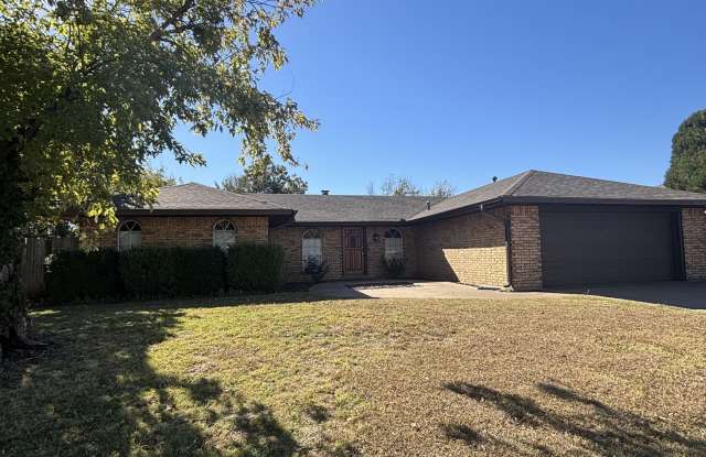 Spacious 3 bedroom, 2 bathroom home available now in the WOODLAND HILLS addition! - 7816 Northwest Baldwin Avenue, Lawton, OK 73505