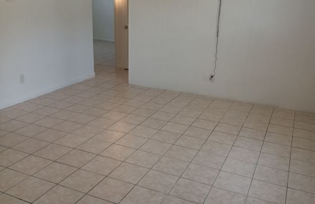 2 Bedroom, 1 Bathroom Condo For Rent at 1633 W. Oak Ridge Road, Orlando FL 32809 Gallery 4