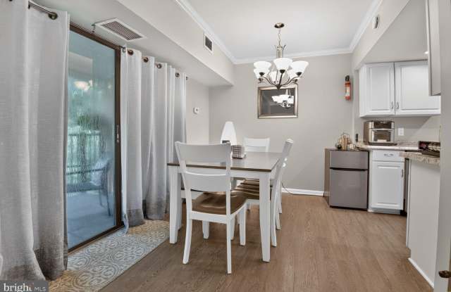 11645 STONEVIEW Square Gallery 4