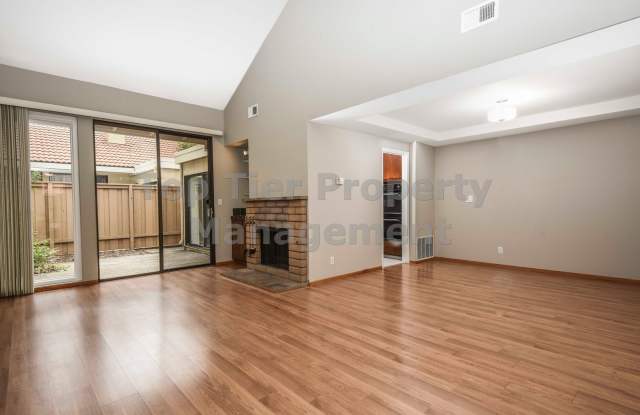 Beautiful 2 Bd/2 Ba/1217 sqft townhouse in desirable Walnut Creek neighborhood - Available October 3rd! Gallery 4