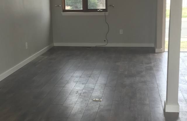 2 Bedroom 1 1/2 Bath Single Family Home in Aurora Gallery 4