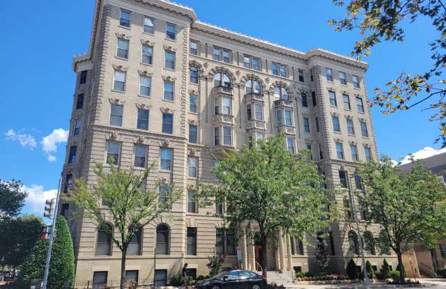 Spacious 2BR, 2BA in the heart of the City wiit rooftop and reserved parking photos photos