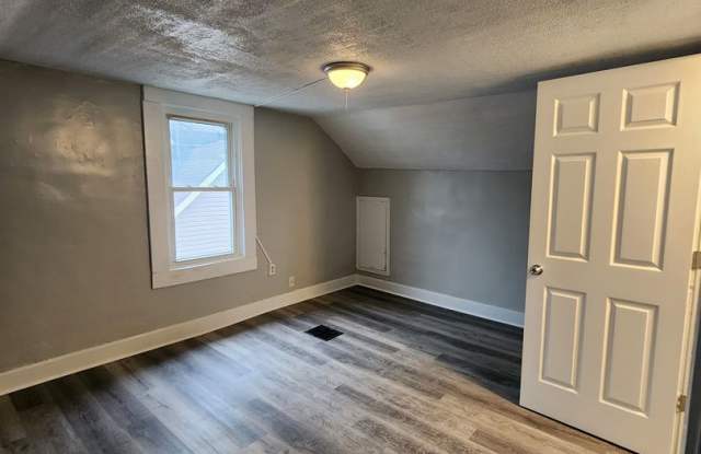 Section 8 Welcome - FOUR-BEDROOM SINGLE FAMILY HOME NEAR SOUTH SIDE INDY - Gallery 4