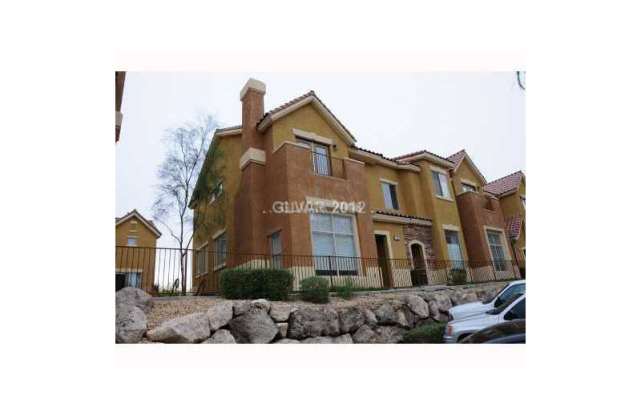 SPACIOUS 2BR/2.5BA TOWNHOME IN GATED ROBINDALE VILLAS! Gallery 1