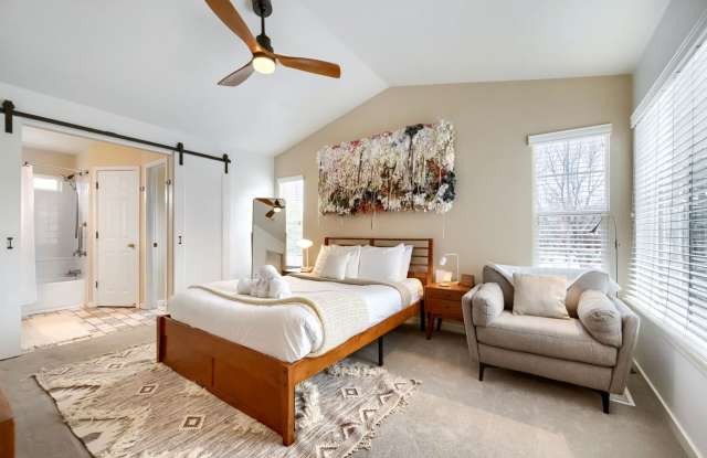 2 BDR Gorgeous Updated Townhome with Huge Garden Gallery 3