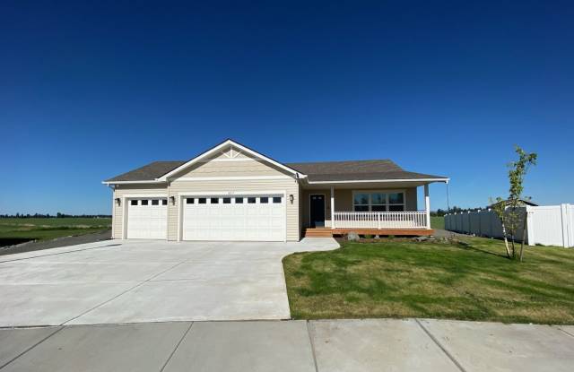 $2,300 - 3 Bed / 2 Bath Beautiful Home with Fully Fenced Yard in Airway Heights photos photos
