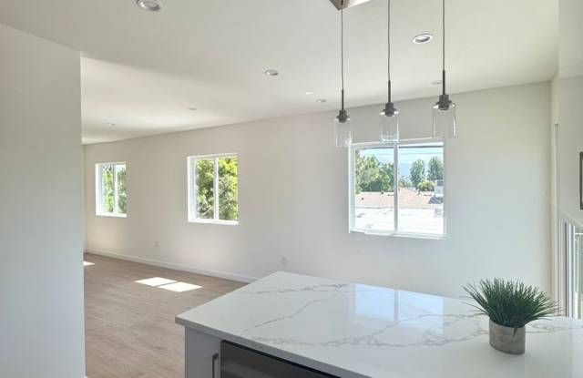 Spacious 1000 Sq. Ft. Second-Floor Back ADU in a 2-Story Duplex – Burbank Gallery 2