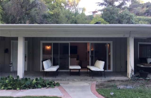 4610 Lindley Avenue Gallery 2