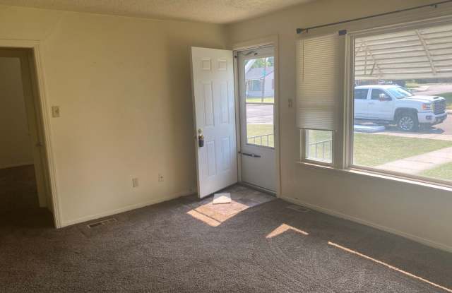 2 Bedroom, 1 Bathroom House with Detached Garage Gallery 4