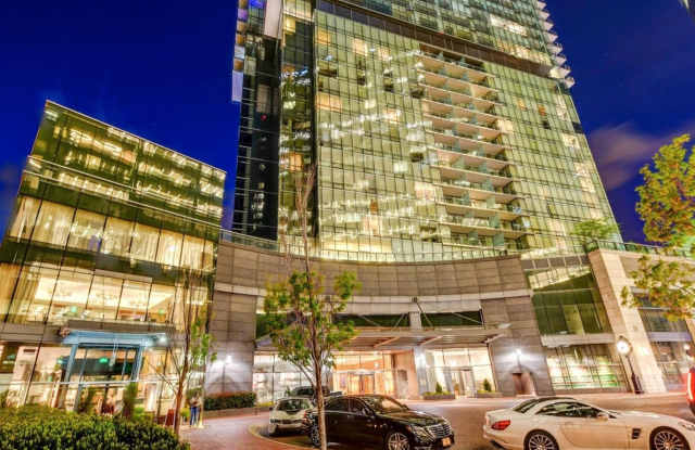 300 INTERNATIONAL Drive unit: 1907 photos photos