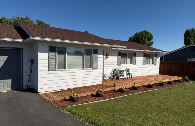 3 bed 2 bath Furnished Single Family Home Utilities and Wi-Fi included Gallery 1