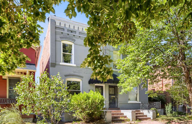Price Lowered!  2 Bed / 2 Bath Townhome | Private Rooftop Patio + Detached Garage |  Central AC | Available NOW! Gallery 1