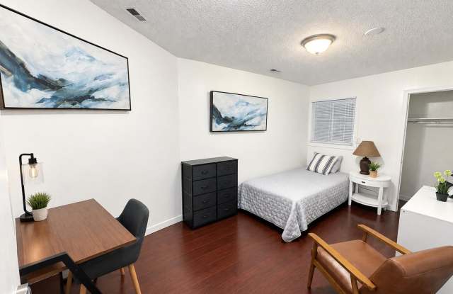 Great budget guy room downtown - affordable Gallery 1