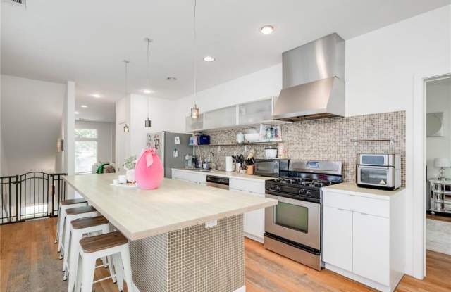 712 E. 45th St - Amazing free standing 5 bed 5.5 bath house in Hyde Park. photos photos