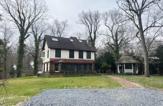 10 Lower Devon Road - 10 Lower Devon Road, Belle Terre, NY 11777