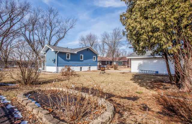 SPACIOUS 2 BEDROOM, ALL MAJOR UTILITIES INCLUDED! - 3114 Grove Ave, Ames, IA 50010 Gallery 3