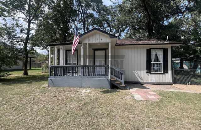 Cozy 3 Bedroom 1 Bathroom with Large Yard photos photos