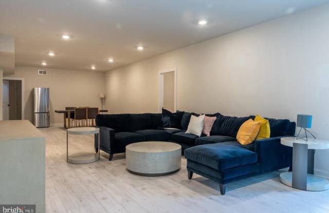 402 MEADOW CREEK Drive Gallery 2