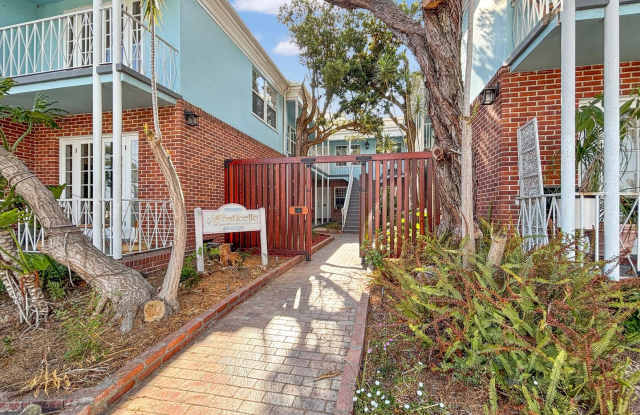 Charming 1BD/1BA Condo in Hillcrest W/ Shared Backyard  Laundry Room! photos photos