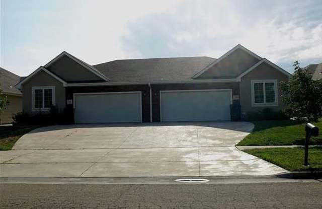 Beautiful 3 bed 3 bath duplex located in quiet neighborhood! photos photos