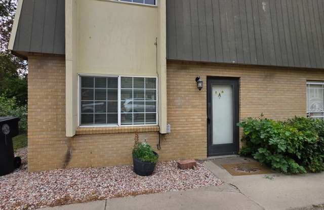 AVAILABLE NOW!! 2 Bedroom 1.5 Bath in Longmont Gallery 1
